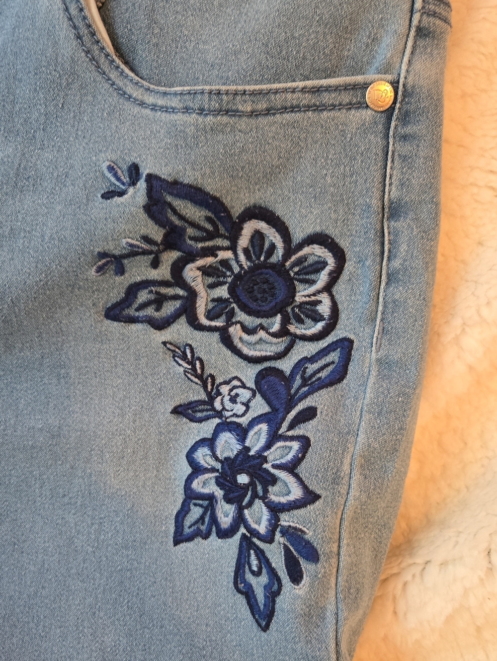 DG2 Virtual Stretch Light Blue Embroidered Floral Women’s Jeans - Picture 3 of 9